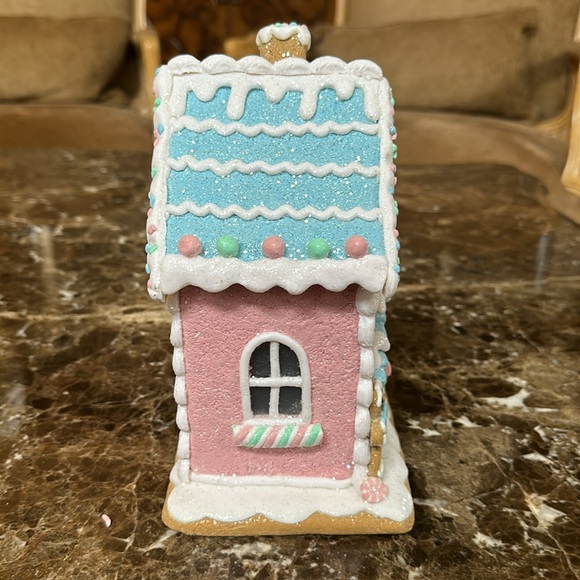 A Christmas gingerbread house that lights up. - Picture 4 of 4